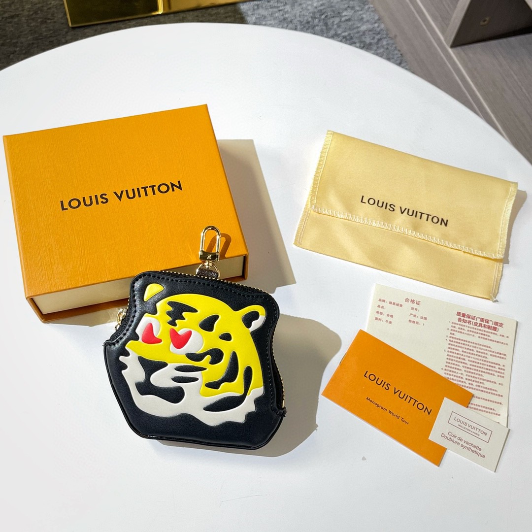 LV 老虎圖案零錢卡片包 專櫃價29700元