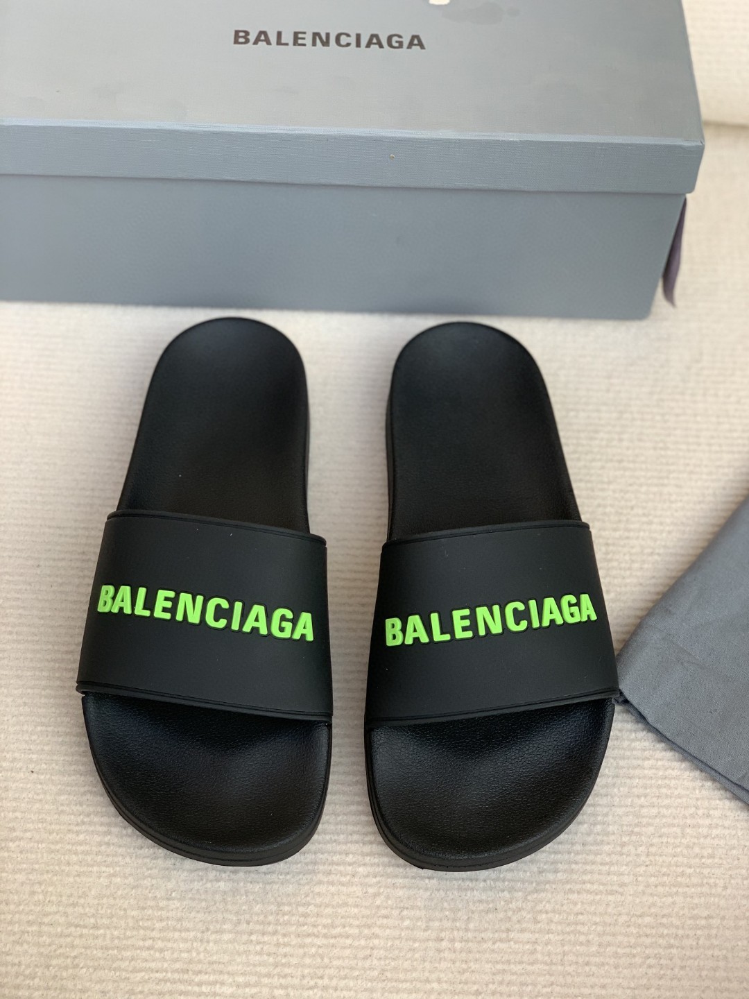 Balenciaga專櫃熱銷款拖鞋 快手刀購入