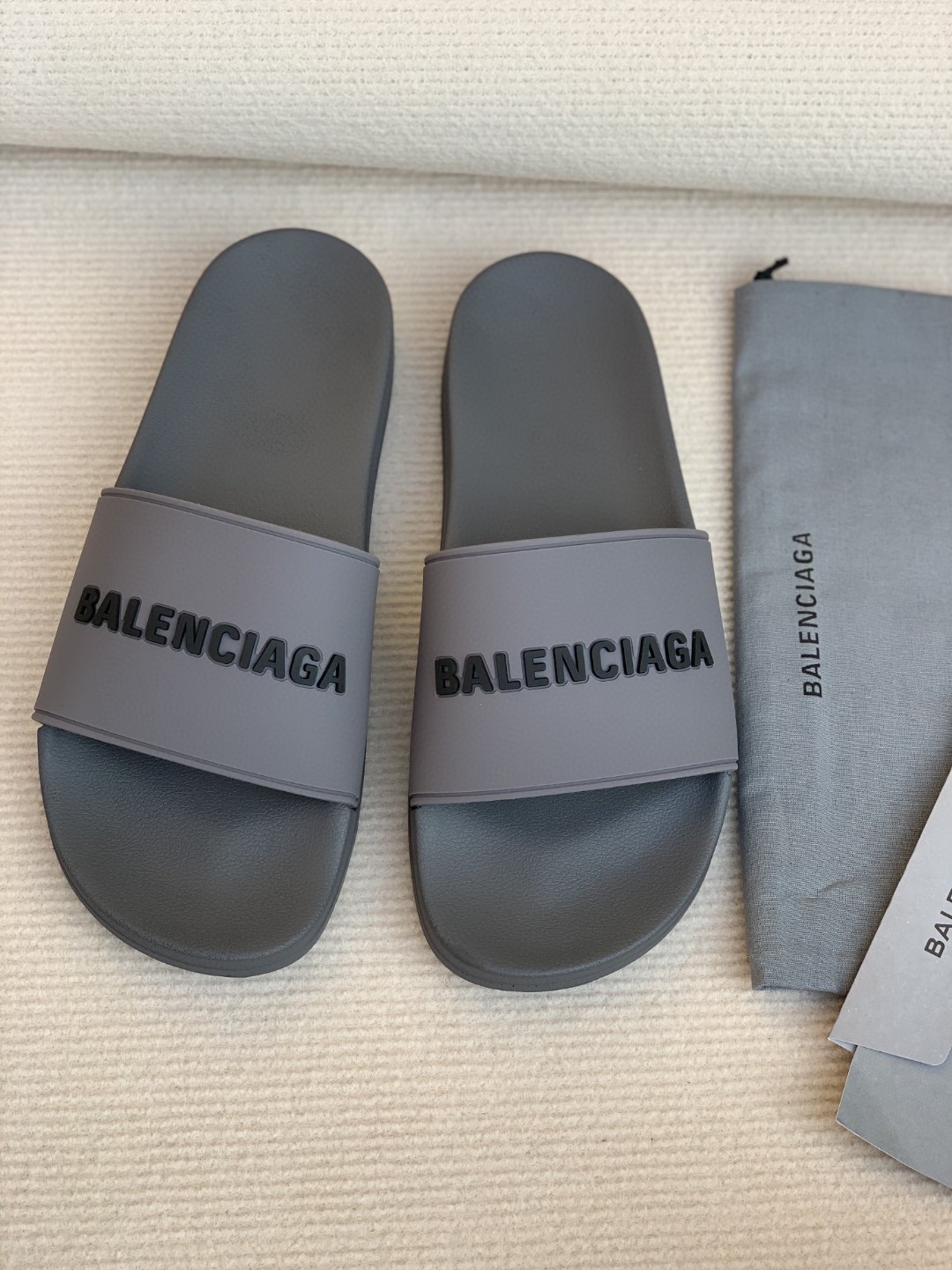 Balenciaga專櫃熱銷款拖鞋 快手刀購入