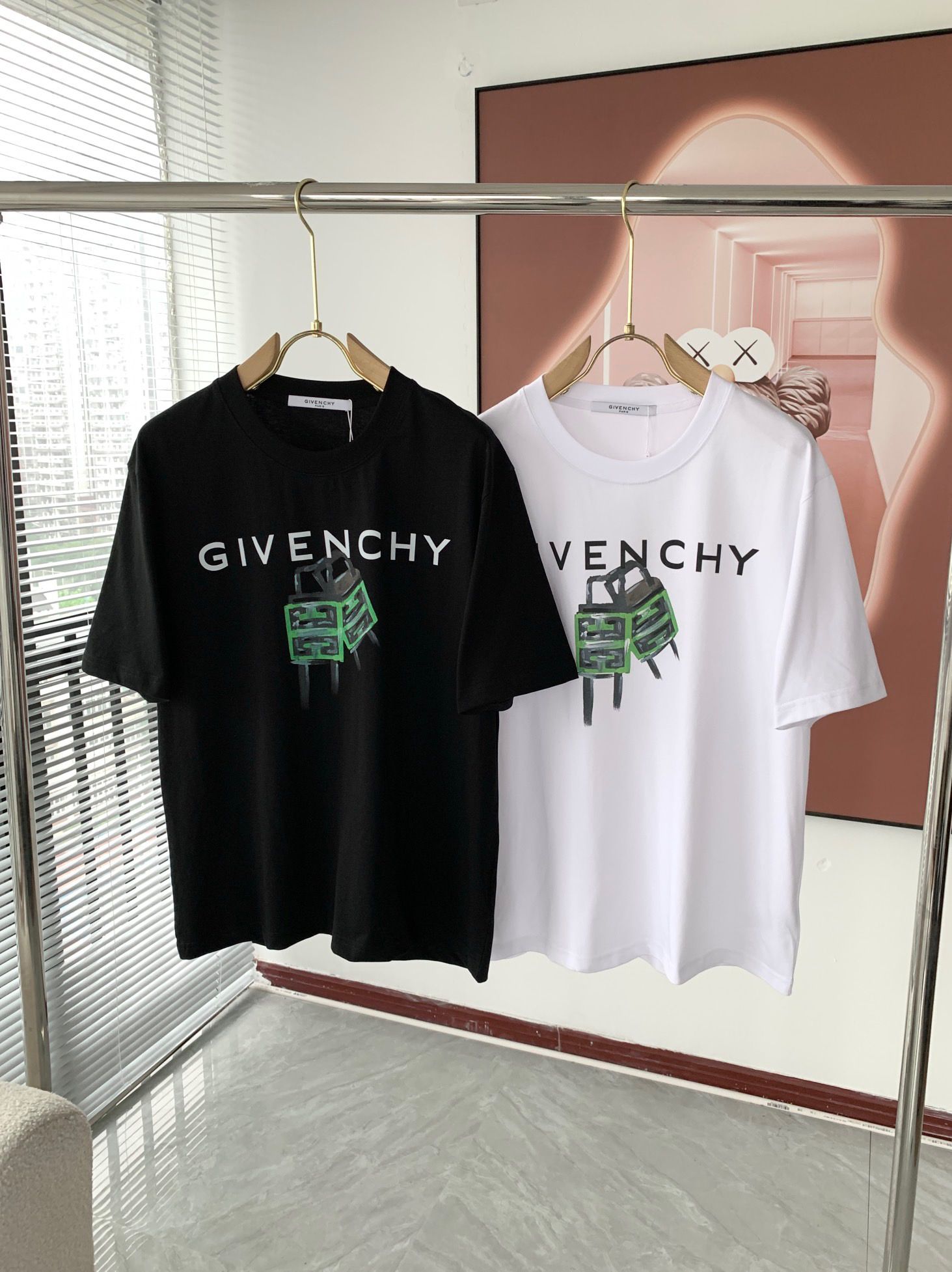 T shirt sales givenchy falsa